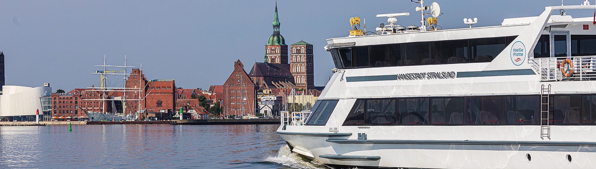 Fahrgastschiff Hansestadt Stralsund vor Hafeneinfahrt Stralsund